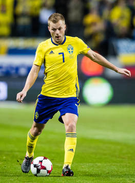 Sveriges Sebastian Larsson med bollen