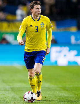 Sveriges Victor Nilsson Lindelöf med bollen