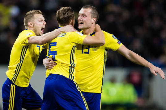 Sveriges Sebastian Larsson och Ludwig Augustinsson jublar