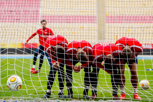Ole Kristian Selnæs (partly hidden) shoots toward