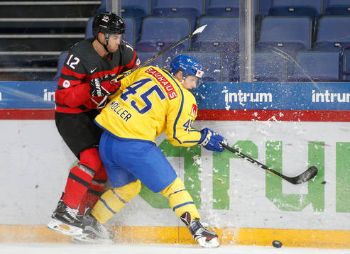 Geoff Kinrade #12, Canada and Oscar Möller #45, Sweden