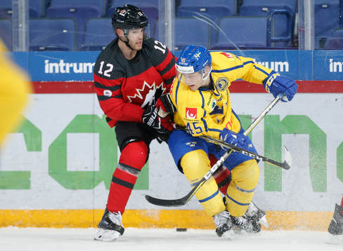 Geoff Kinrade #12, Canada and Oscar Möller #45, Sweden