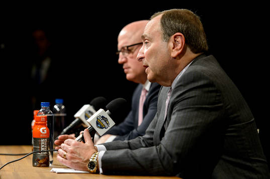 s kommissarie och vice kommissarie Gary Bettman och Bill