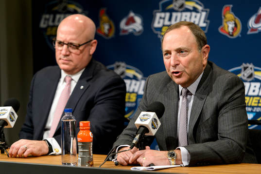 NHLs vice kommissarie Bill Daly och kommissarie Gary Bettman