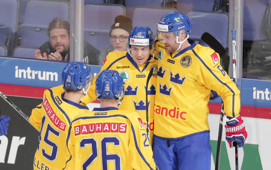 Pär Lindholm #17 celebration goal with team mates Oscar