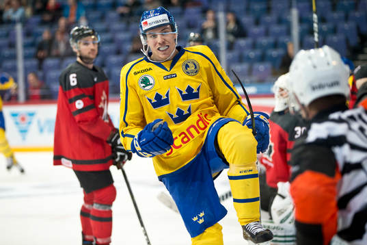 Pär Lindholm #17, Sweden scores 0-1