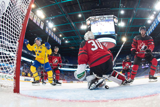 Pär Lindholm #17, Sweden scores 0-1, Ben Scrievens #30,