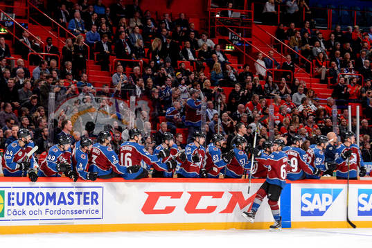 Colorados Nail Yakupov jublar med lagkamrater