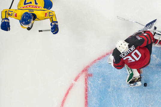 Pär Lindholm #17, Sweden scores 0-1, Ben Scrievens #30,