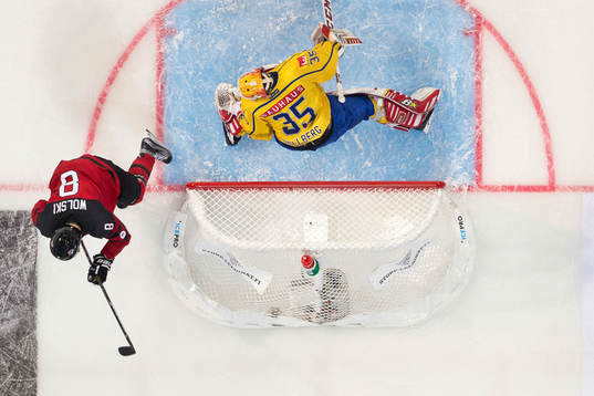 Wojtek Wolski #8, Canada, Magnus Helleberg #35, Sweden