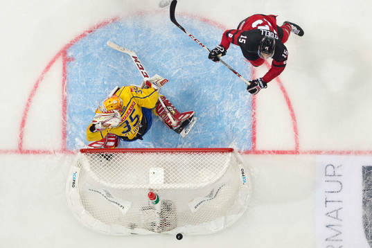 Magnus Helleberg #35, Sweden, Eric O¥Dell #15, Canada
