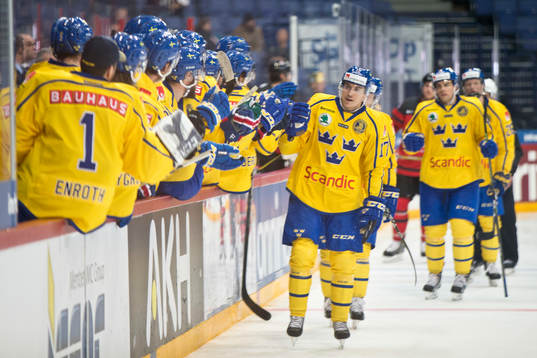 Pär Lindholm #17, Sweden scores 0-2