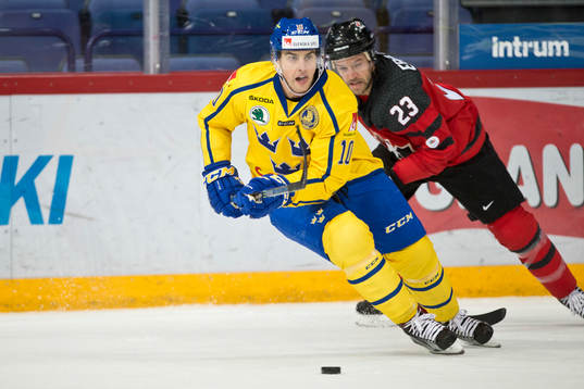 Joakim Lindström #10, Sweden and Andrew Ebbett #23, Canada