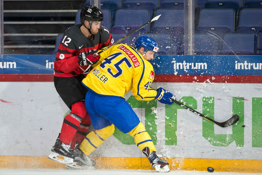Geoff Kinrade #12, Canada and Oscar Möller #45, Sweden