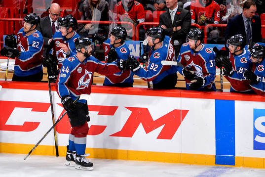 Colorados Mark Barberio jublar med Gabriel Landeskog