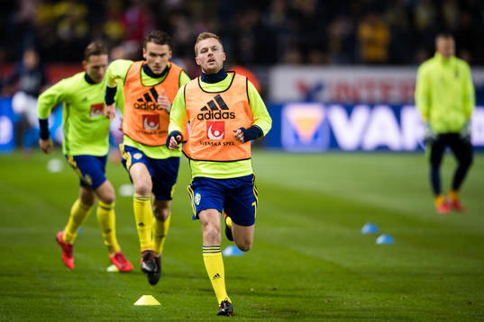 Sveriges Sebastian Larsson värmer upp före