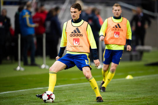 Sveriges Albin Ekdal värmer upp före fotbollsmatchen i