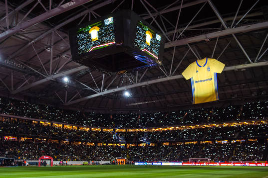 Stor Matchtröja i taket före fotbollsmatchen i VM-kvalets