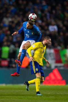 Italiens Andrea Barzagli och Sveriges Marcus Berg
