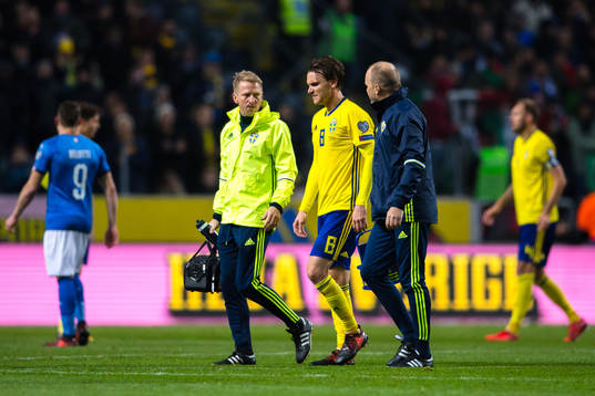 Sveriges Albin Ekdal lämnar planen