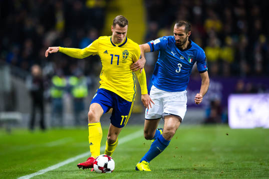 Sveriges Viktor Claesson och Italiens Giorgio Chiellini