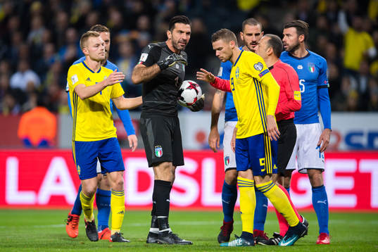 Italiens målvakt Gianluigi Buffon och Sveriges Marcus Berg