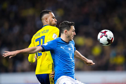 Sveriges Isaac Kiese Thelin och Italiens Matteo Darmian