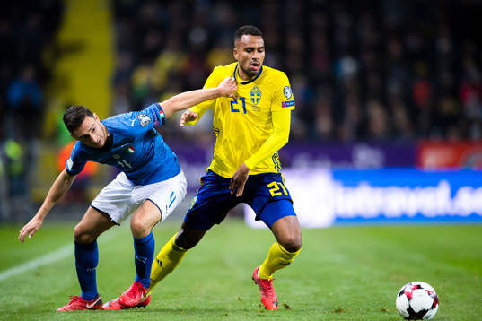 Italiens Matteo Darmian och Sveriges Isaac Kiese Thelin