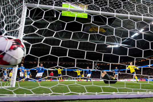 Sveriges Jakob Johansson (ej i bild) gör 1-0
