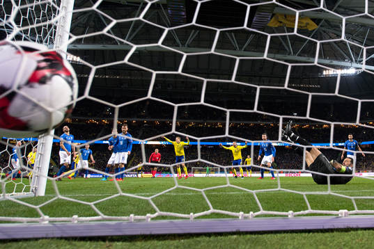 Sveriges Jakob Johansson (ej i bild) gör 1-0