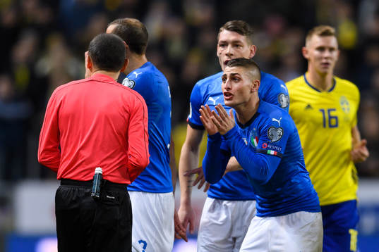 Italiens Marco Verratti reagerar mot domaren