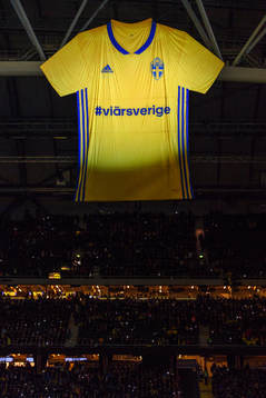 En sverigetröja hänger i taket innan fotbollsmatchen i