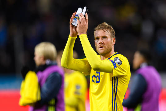 Sveriges Ola Toivonen tackar publiken