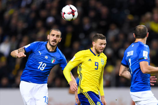 Italiens Leonardo Bonucci och Sveriges Marcus Berg