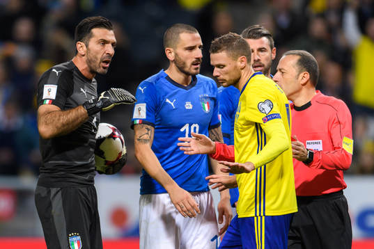 Italiens målvakt Gianluigi Buffon och Marcus Rohdén i