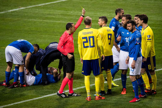 Sveriges Marcus Berg får gult kort av domare Cuneyt Cakir