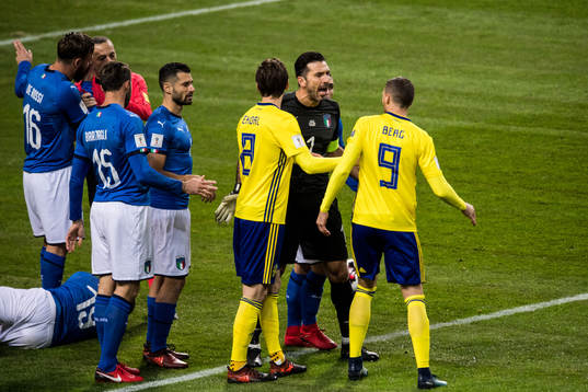 Italiens målvakt Gianluigi Buffon skriker på Sveriges
