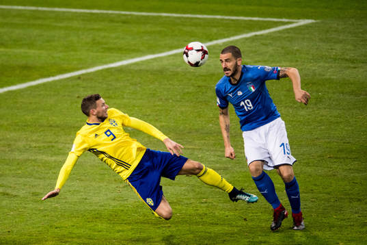 Sveriges Marcus Berg och Italiens Leonardo Bonucci