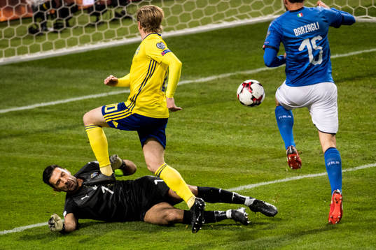Sveriges Emil Forsberg mot Italiens målvakt Gianluigi