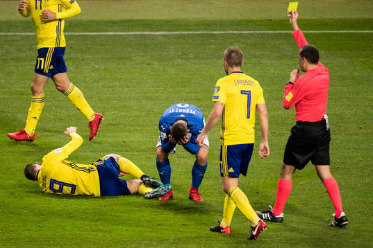 Italiens Marco Verratti får gult kort