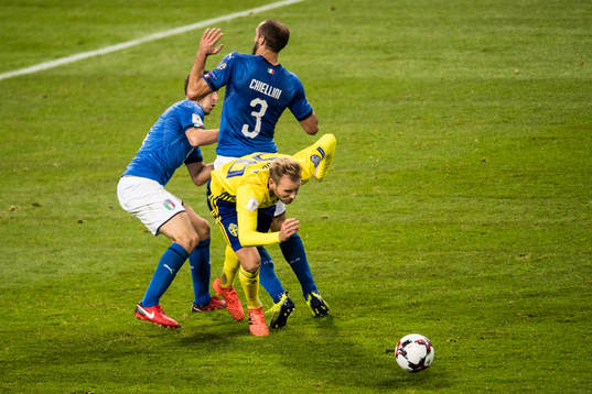 Sveriges Ola Toivonen fälls av Italiens Giorgio Chiellini