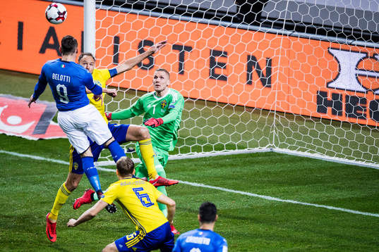Sveriges Andreas Granqvist och målvakt Robin Olsen i en