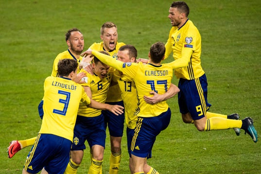Sveriges spelare jublar med Jakob Johansson