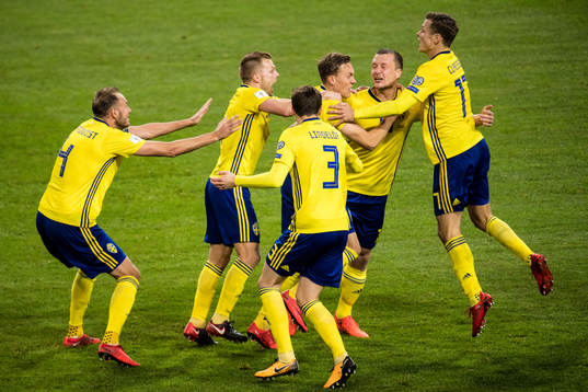 Sveriges spelare jublar med Jakob Johansson