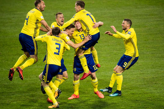 Sveriges spelare jublar med Jakob Johansson (m)