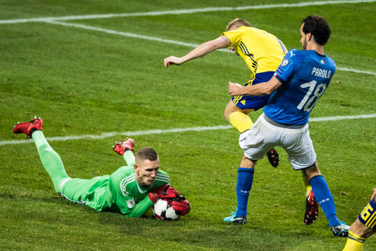 Sveriges målvakt Robin Olsen plockar bollen framför