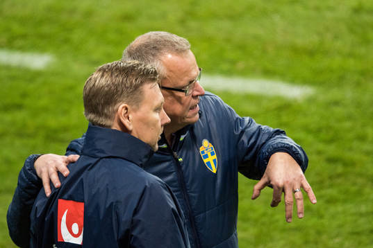 Sveriges förbundskapten Janne Andersson i samtal med