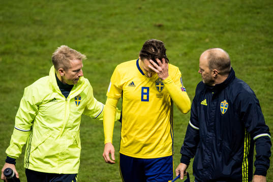 Sveriges Albin Ekdal lämnar planen skadad