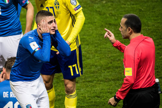 Italiens Marco Verratti reagerar mot domare Cuneyt Cakir