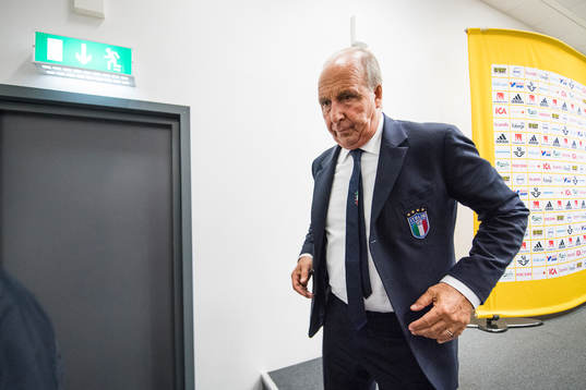 Italiens förbundskapten Gian Piero Ventura deltar i en